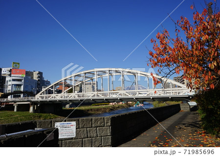 盛岡市内を流れる北上川　開運橋 71985696