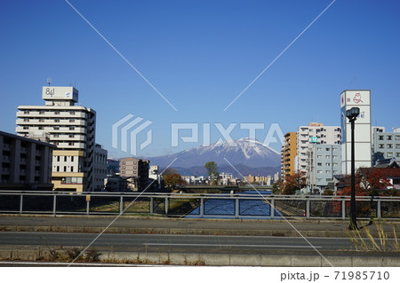 盛岡市内を流れる北上川　旭橋 71985710