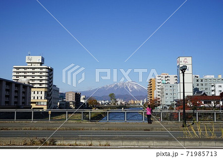 盛岡市内を流れる北上川 旭橋 盛岡市内を流れる北上川 旭橋 71985713
