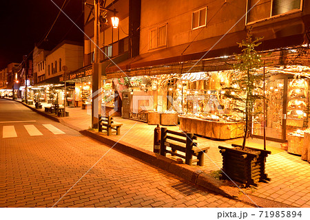 夜の阿寒湖温泉街　北海道釧路市阿寒町阿寒湖温泉 71985894