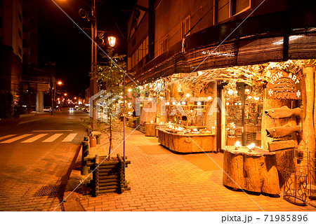 夜の阿寒湖温泉街　北海道釧路市阿寒町阿寒湖温泉 71985896