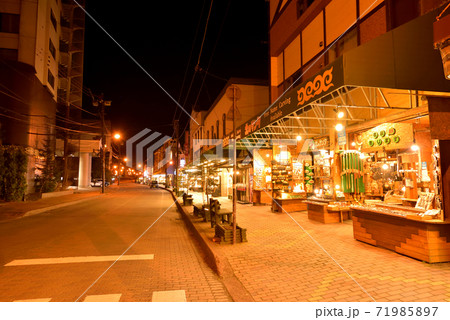 夜の阿寒湖温泉街　北海道釧路市阿寒町阿寒湖温泉 71985897