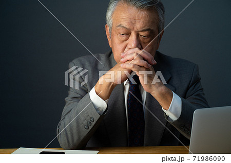 ビジネスイメージ  悩む・考える　正面 71986090