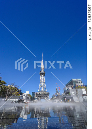 水鏡を見る名古屋テレビ塔 71986367