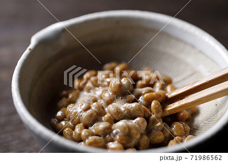 納豆を混ぜる 71986562