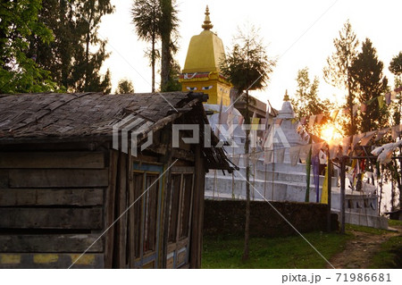 インド・シッキム州　ケチュパリ湖付近の集落 71986681