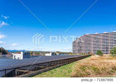 ソーラーパネルと広い自然環境とマンション街 ソーラーパネルと広い自然環境とマンション街 71987900