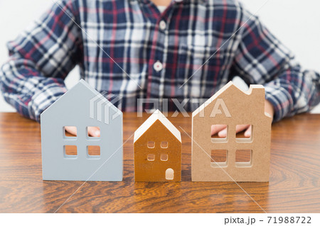 住宅模型と子供 住宅模型と子供 71988722