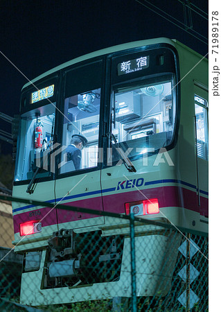 夜に大阪駅に到着する大阪環状線 71989178