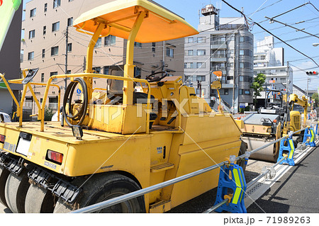 道路工事現場の工事用特殊車両 ローラー車 の写真素材