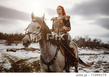 Viking girl. Reconstruction of a medieval scene 71989379