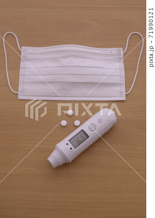 不織布マスクと電子体温計 71990121