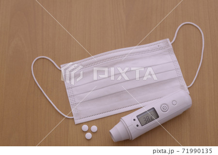 不織布マスクと電子体温計 不織布マスクと電子体温計 71990135