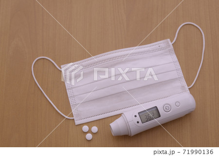 不織布マスクと電子体温計 不織布マスクと電子体温計 71990136