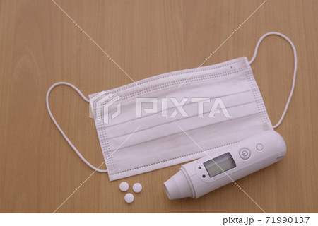 不織布マスクと電子体温計 不織布マスクと電子体温計 71990137