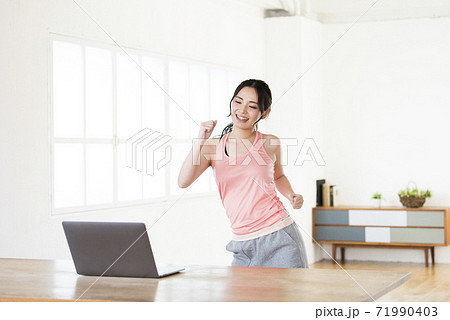 ダンス動画を見て踊る若い女性 71990403
