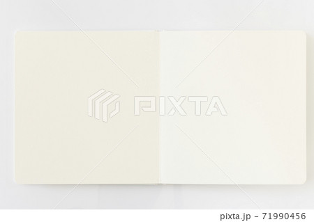 白紙のページを開いた絵本 白紙のページを開いた絵本 71990456