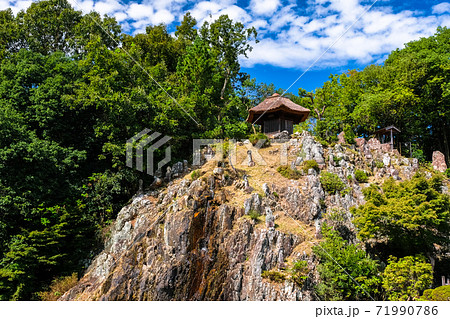 岐阜県多治見市 永保寺 庭園 六角堂と梵音巌 71990786
