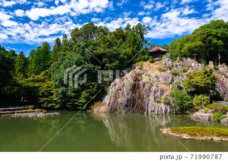 岐阜県多治見市 永保寺 庭園 六角堂と梵音巌 71990787
