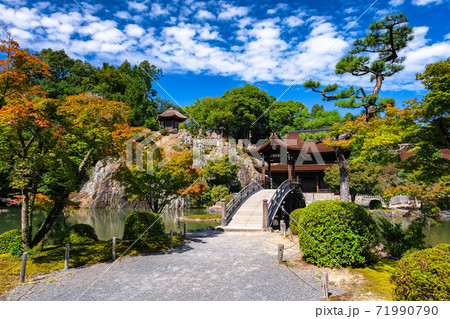 岐阜県多治見市 永保寺 紅葉が色づき始めた庭園の写真素材