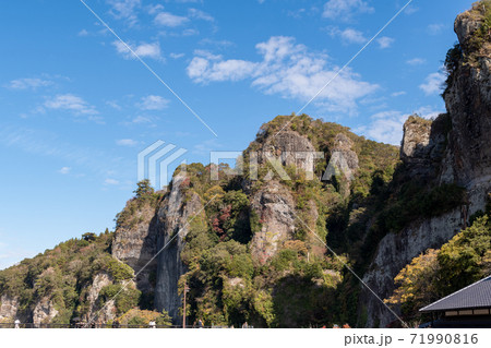 大分県の競秀峰と青の洞門 71990816