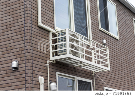 建物＿新築アパート　外壁　室外機　壁掛 71991363
