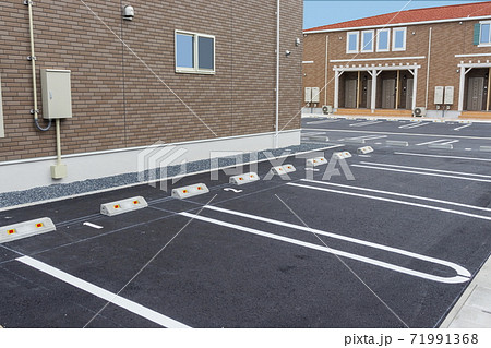 建物 新築アパート 外観 外構 専用駐車場の写真素材
