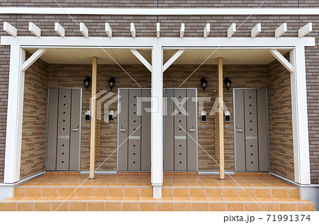 建物 新築アパート 玄関 アプローチの写真素材