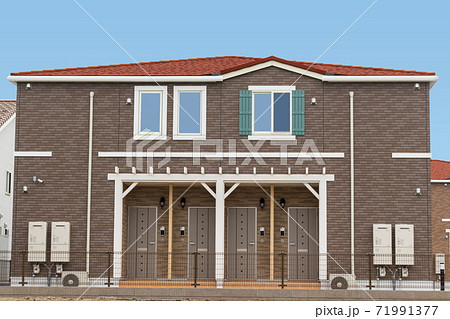 建物＿新築アパート　全景　快晴の空 71991377