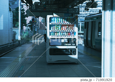 朝日に照らされる、駅のホームにある自動販売機 71991920