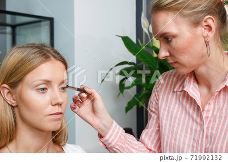 The process of creating makeup. Makeup artist 71992132