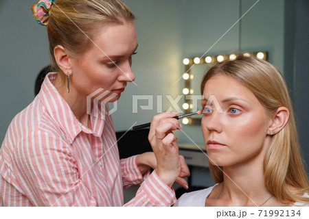 The process of creating makeup. Makeup artist 71992134