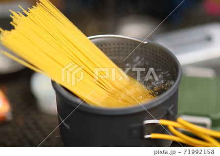 アウトドアで作るパスタ料理 71992158