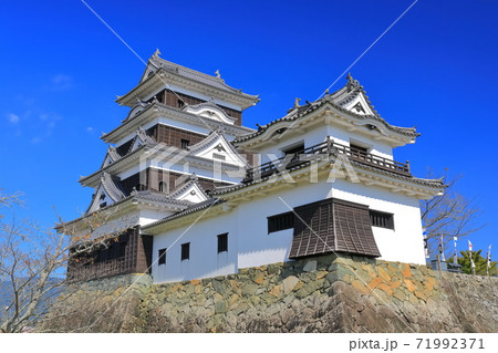 【愛媛県】晴天下の大洲城天守閣と高欄櫓 【愛媛県】晴天下の大洲城天守閣と高欄櫓 71992371
