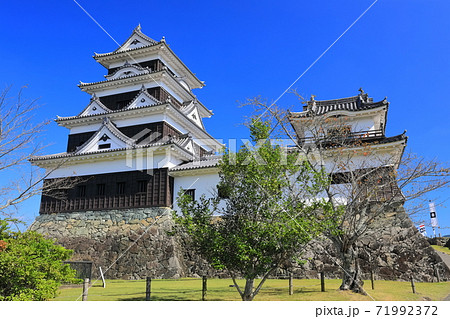 【愛媛県】晴天下の大洲城天守閣と高欄櫓 71992372