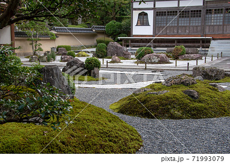 城崎温泉極楽寺の黒と白砂の枯山水庭園・清閑庭はお見事 71993079