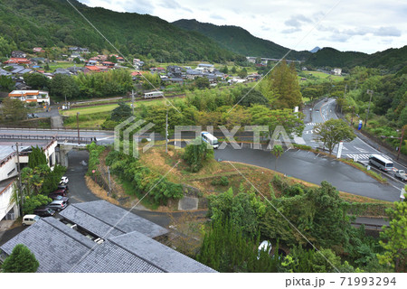 (山口県)長門市湯本温泉　旅館よりの眺望　長門湯本駅と列車 71993294