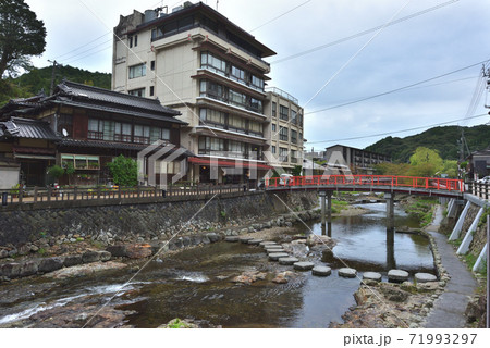 (山口県)長門市湯本温泉　音信川と赤い橋 71993297