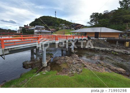 (山口県)長門市湯本温泉 音信川と赤い橋 (山口県)長門市湯本温泉 音信川と赤い橋 71993298