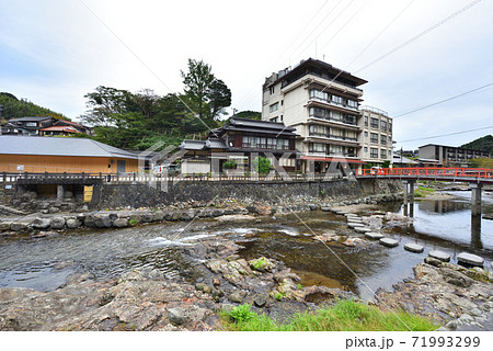 (山口県)長門市湯本温泉　音信川と赤い橋 71993299