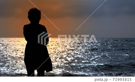 Extreme close-up, detailed. lots of white potatoes on the table 71993815