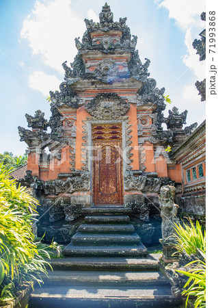 Gorgeous view of the entrance to the Balinese temple 71993868