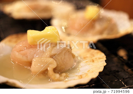 殻付きホタテの網焼きバターイメージ 71994596