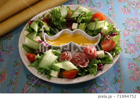 スーパーの材料で作ったお洒落なサラダの写真素材