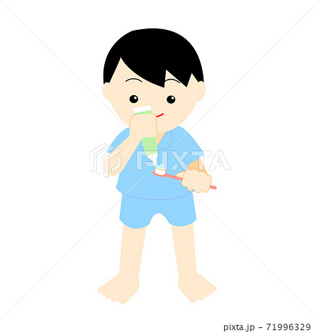 歯磨き粉をつける男の子 71996329