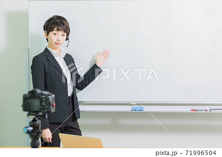 オンライン授業をする若い女性講師 71996504