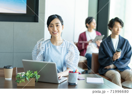 コワーキングスペースでパソコン作業をする若い女性 コワーキングスペースでパソコン作業をする若い女性 71996680