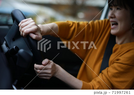 急ハンドルを切る女性 71997261