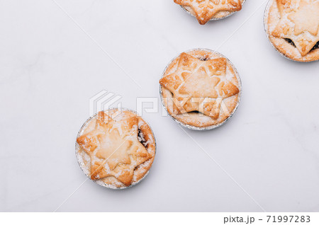 Mince pies, traditional christmas food Mince pies, traditional christmas food 71997283