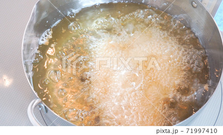180度の油でとんかつを揚げている様子 180度の油でとんかつを揚げている様子 71997410